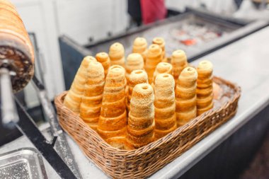 Macarca yuvarlak incelik kek Kurtoskalacs tarçın ve kahverengi şeker