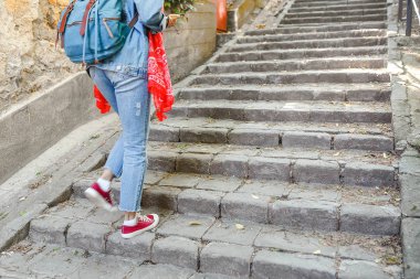 turist kadın tek başına merdivenlerden yukarı yürümek