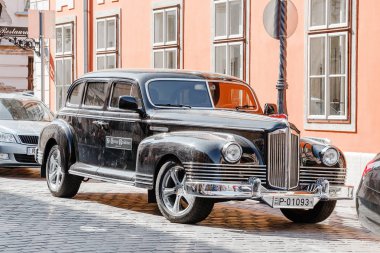 14 Mayıs 2018, Budapeşte, Macaristan: retro Vintage arabanın yakınında otel