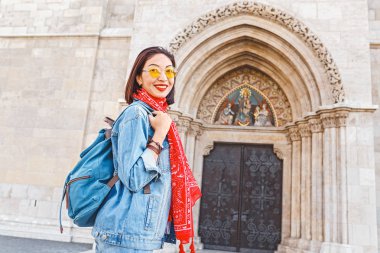 Turistik Gezi Tur kavramı bir Katolik Kilisesi'nin tarihi mimari yakınındaki sırt çantası ile Asyalı kadın