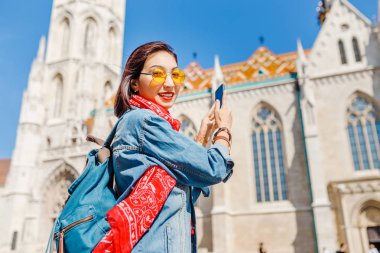 Budapeşte, Macaristan için Smartphone cep telefonu ile fotoğraf yapma Asya hippi kız