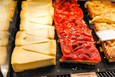 Satılık cheesecakes ile vitrin