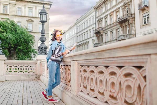 Turista Mujer Mirando Mapa Calle Ciudad Europea Viajar Europa Concepto —  Fotos de Stock