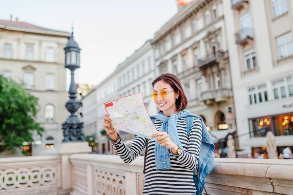 Женщина Турист Глядя Карту Улице Европейского Города Путешествия Европу Концепции — стоковое фото
