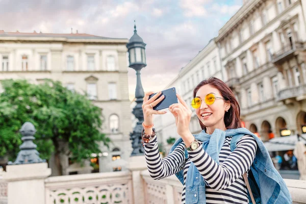 Asiatische Touristin Macht Fotos Auf Ihrem Smartphone Reise Und Urlaubskonzept — Stockfoto