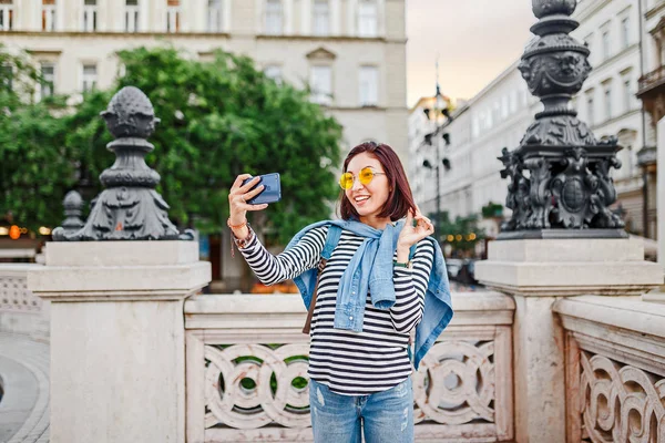 Turist Asyalı kız fotoğrafları onun smartphone, seyahat ve tatil kavramı üzerinde yapma