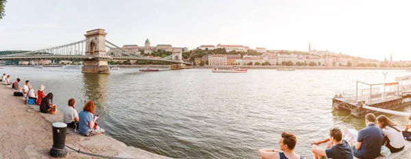 13 Mayıs 2018, Budapeşte, Macaristan: insanlar Danube Nehri setin zinciri Secheni köprü yakınında, güneşin tadını çıkarın