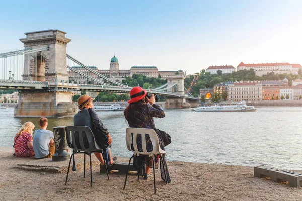 13 Mayıs 2018, Budapeşte, Macaristan: insanlar Danube Nehri setin zinciri Secheni köprü yakınında, güneşin tadını çıkarın
