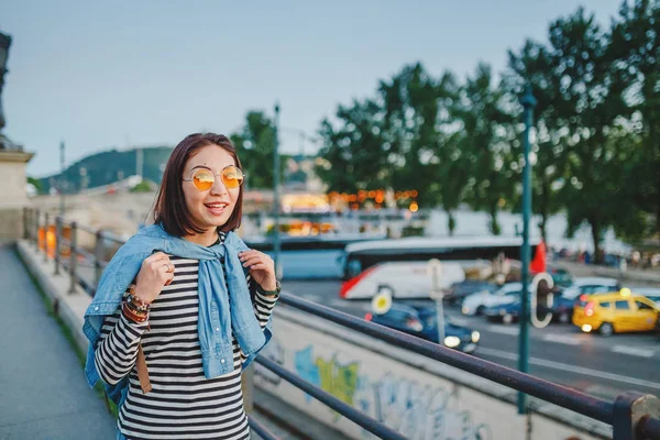 Genç Asyalı hipster kadın gün batımında