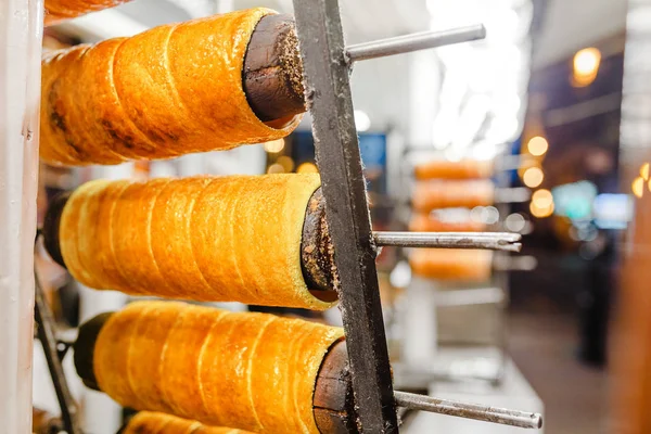 Macarca yuvarlak incelik kek Kurtoskalacs tarçın ve kahverengi şeker