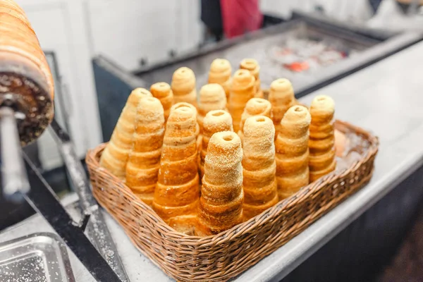 Macarca yuvarlak incelik kek Kurtoskalacs tarçın ve kahverengi şeker