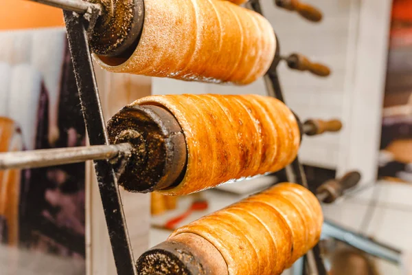 Torta Redonda Húngara Kurtoskalacs Delicadeza Con Canela Azúcar Morena — Foto de Stock