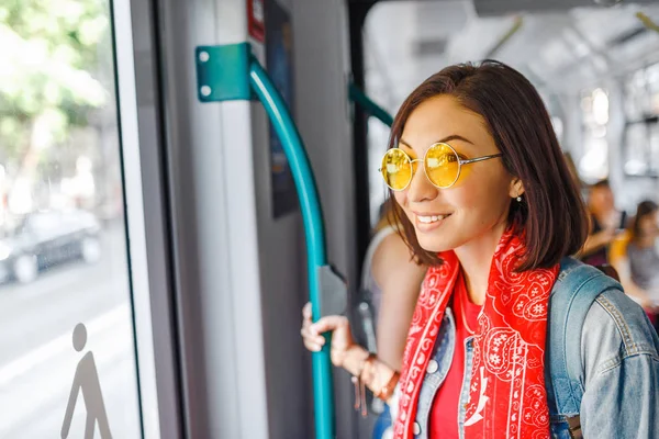 Gözlüklü Asyalı Bir Kadın Oturmuş Bir Tramvay Veya Otobüs Toplu — Stok fotoğraf