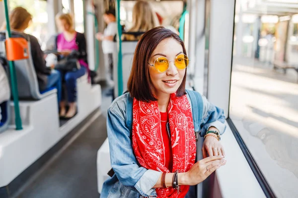 Gözlüklü Asyalı Bir Kadın Oturmuş Bir Tramvay Veya Otobüs Toplu — Stok fotoğraf