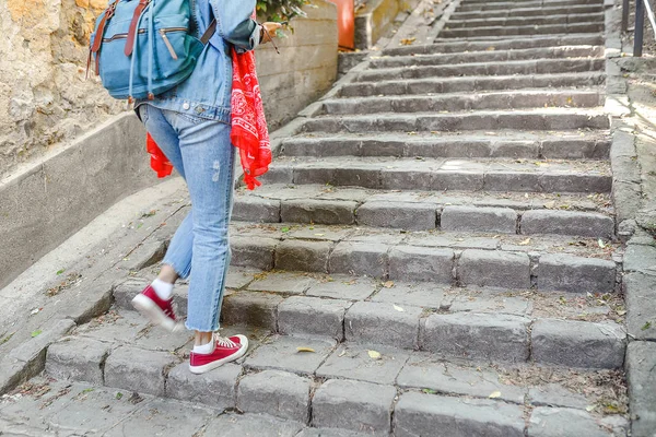 Turista Mulher Subir Escadas Sozinho — Fotografia de Stock