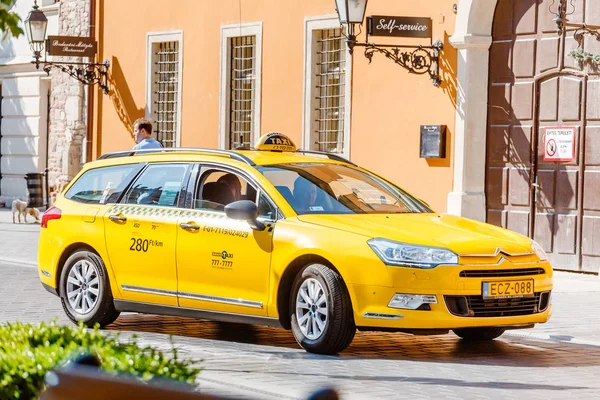 Mayo 2018 Budapest Hungría Taxi Amarillo Casco Antiguo Budapest — Foto de Stock