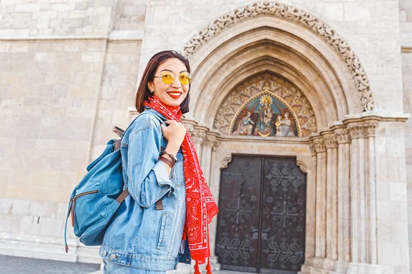 Turistik Gezi Tur kavramı bir Katolik Kilisesi'nin tarihi mimari yakınındaki sırt çantası ile Asyalı kadın