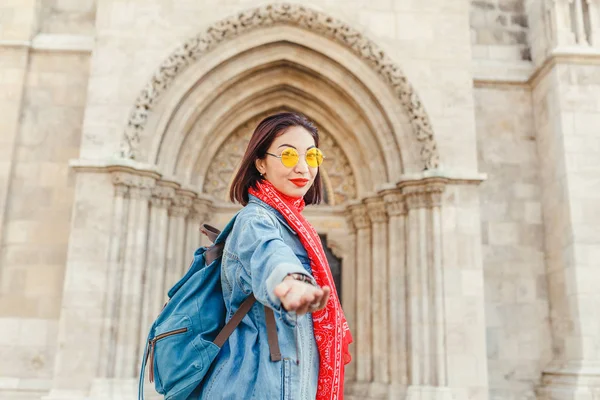 Beni Budapeşte Matthias kilisede takip edin. Karışık ırk kadın yolcunun sırt çantası başlık turistik yerler ve Avrupa'nın hedefleri ile