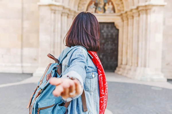 Beni Budapeşte Matthias kilisede takip edin. Karışık ırk kadın yolcunun sırt çantası başlık turistik yerler ve Avrupa'nın hedefleri ile