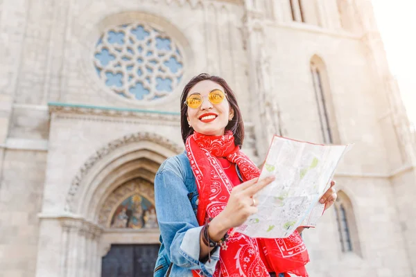 Joven Chica Asiática Turista Estudiando Mapa Cerca Catedral Gótica Una — Foto de Stock