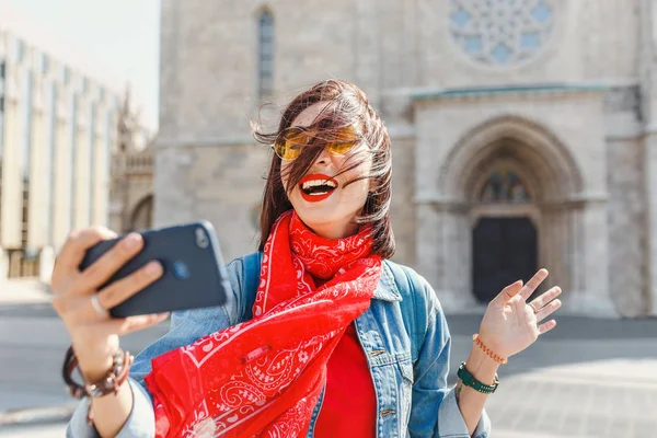 Komik selfie ve güçlü bir rüzgar bora yapma bir kadının fotoğrafını atılıyor