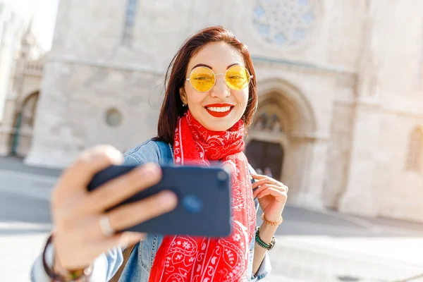 Budapeşte, Macaristan için Smartphone cep telefonu ile fotoğraf yapma Asya hippi kız