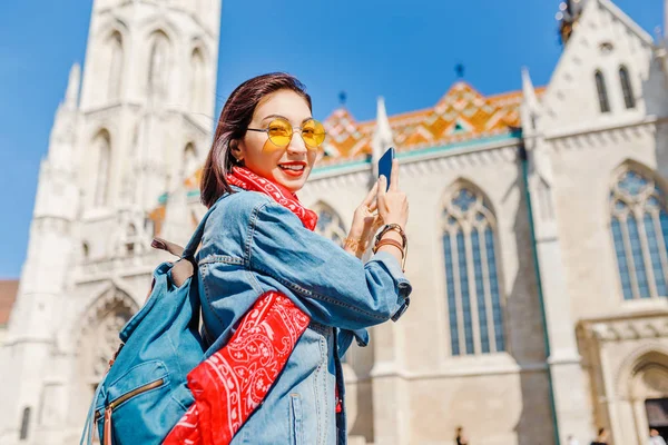 Budapeşte, Macaristan için Smartphone cep telefonu ile fotoğraf yapma Asya hippi kız