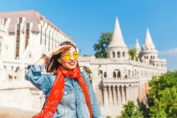 Balıkçı Kalesi kale Budapeşte, Macaristan, duran genç ve güzel Asya seyahat kadın