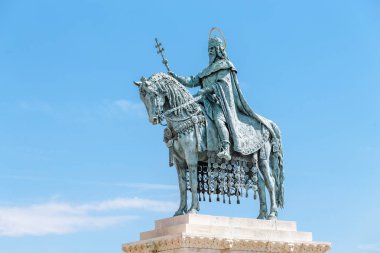 Saint Stephen veya Istvan Budapeşte'Buda kalede Fishermans Bastion yakınındaki atlı heykeli