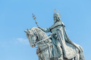 Saint Stephen veya Istvan Budapeşte'Buda kalede Fishermans Bastion yakınındaki atlı heykeli