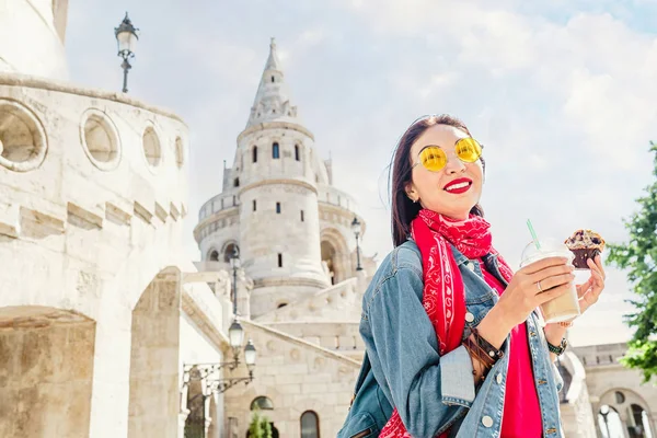 Joven Mujer Asiática Turista Bebiendo Frappe Dulce Café Frío Sabroso —  Fotos de Stock