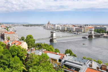 Zincir köprü ile Tuna Nehri'ne ve Budapeşte görünüm yukarıdan