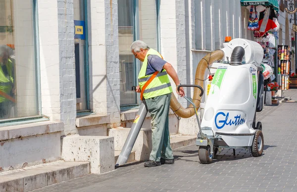 Mayıs 2018 Budapeşte Macaristan Adam Kapıcı Işçi Vakum Temizleme Ekipmanı — Stok fotoğraf