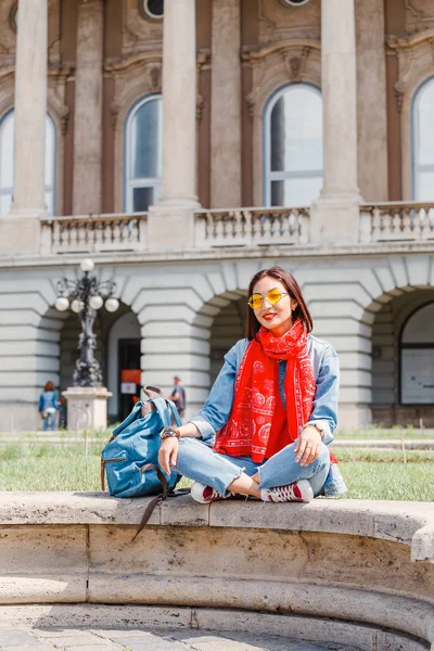 Mutlu Asyalı Kadınlar Seyahat Turizm Şehrin Yakınında Oturan Hipster Sarı — Stok fotoğraf