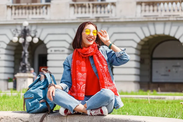 Feliz Asiático Mulheres Viajante Vestindo Hipster Amarelo Óculos Sol Sentado — Fotografia de Stock