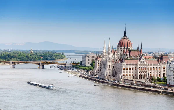 ünlü turistik cazibe Budapeşte - Macaristan Parlamentosu'nun ve Tuna Nehri ile klasik bir görünüm gemi