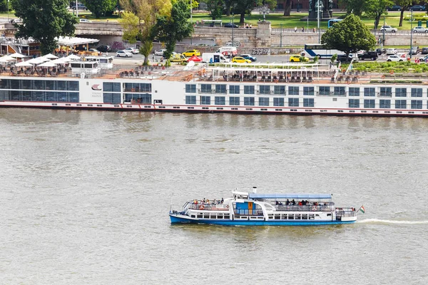 Μαΐου 2018 Βουδαπέστη Ουγγαρία Πλοίο Μεταφοράς Ποταμό Στις Όχθες Του — Φωτογραφία Αρχείου