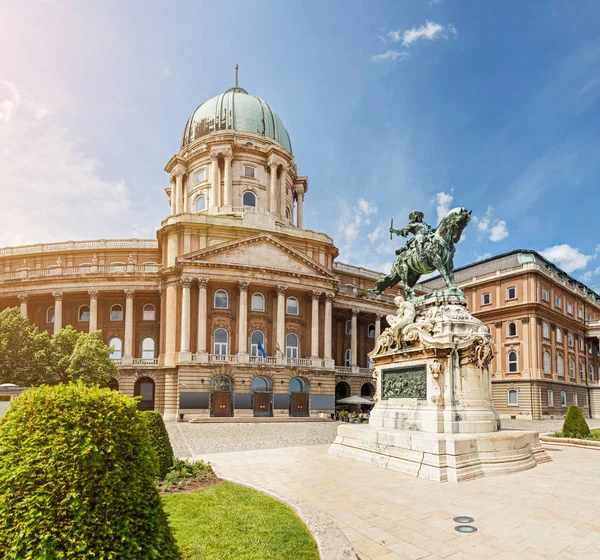 Вид Королевский Замок Будапешта Национальную Галерею Конной Статуей — стоковое фото