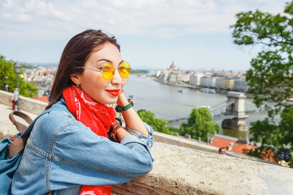 Uśmiechnięte Dziewczyny Azjatki Turystycznych Budapeszcie — Zdjęcie stockowe