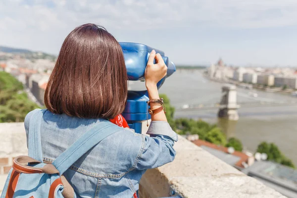 Junge Touristin Blickt Durch Das Stadtteleskop Auf Die Altstadt Von — Stockfoto