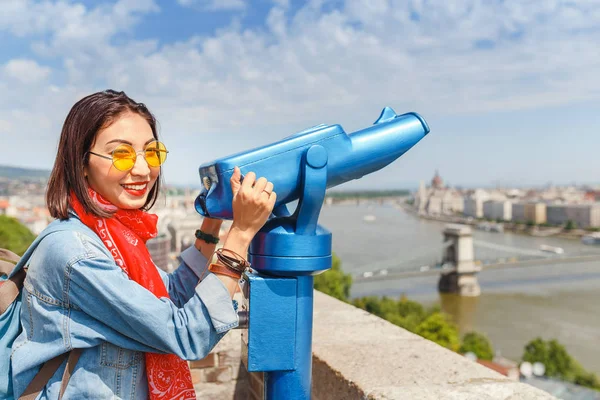 Ung Kvinnlig Turist Tittar Genom Staden Teleskop Den Gamla Staden — Stockfoto