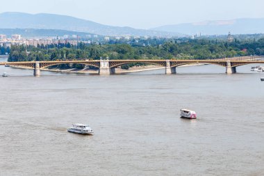 Sabah görünümü küçük gemiyle gezmek sandal ve gemi ile Budapeşte ve Tuna Nehri'nin