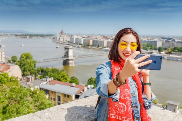 Ευτυχισμένος Νεαρή Γυναίκα Της Ασίας Τουριστικά Κάνοντας Selfie Φωτογραφία Χρησιμοποιώντας — Φωτογραφία Αρχείου