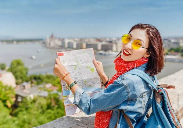 Щасливі Hipster Азіатських Туристичних Жінка Картою Подорожує Будапешті Угорських Парламенту — стокове фото