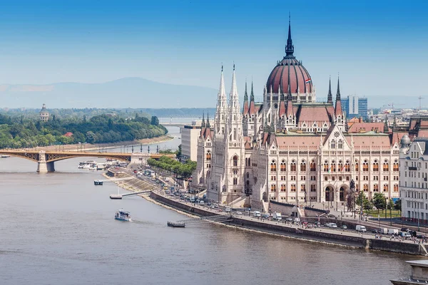 ünlü turistik cazibe Budapeşte - Macaristan Parlamentosu'nun ve Tuna Nehri ile klasik bir görünüm gemi