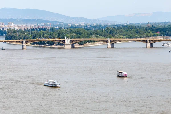 Sabah görünümü küçük gemiyle gezmek sandal ve gemi ile Budapeşte ve Tuna Nehri'nin