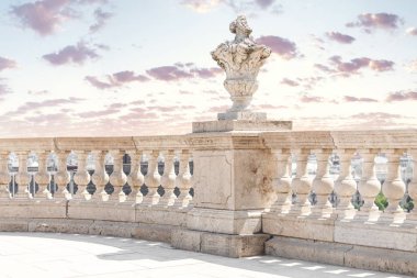 Kadar yakın gökyüzü ile mermer bir beyaz korkuluk çubuğu balkon
