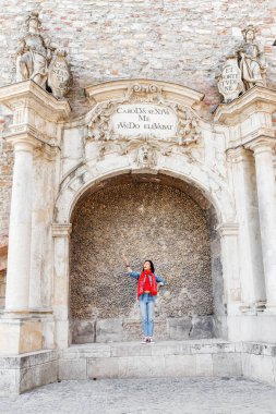 14 Mayıs 2018, Budapeşte, Macaristan: kadın turist heykel bir postament üzerinde gösteriyor