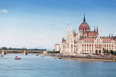 ünlü turistik cazibe Budapeşte - Macaristan Parlamentosu'nun ve Tuna Nehri ile klasik bir görünüm gemi