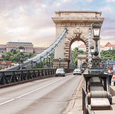 14 Mayıs 2018, Budapeşte, Macaristan: arabalı nehir Tuna üzerinde zincir köprü